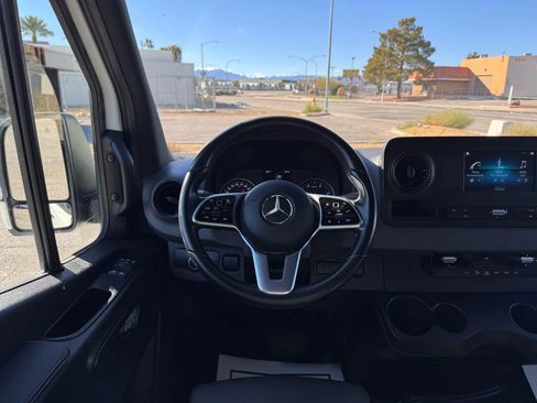 Used 2021 Mercedes-Benz Sprinter 2500 image 25