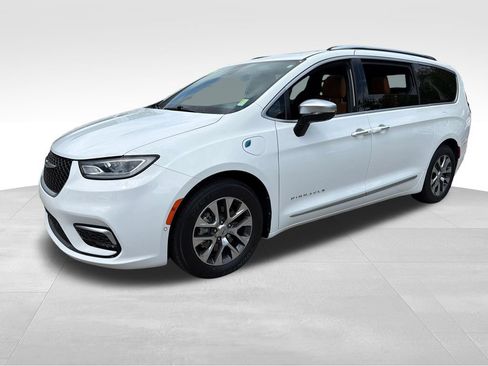 Used 2023 Chrysler Pacifica Pinnacle FWD image 3