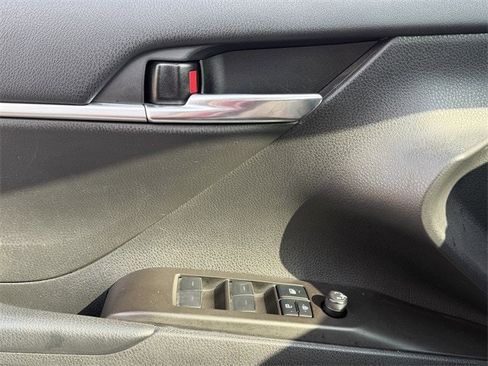 Used 2022 Toyota Camry SE image 23
