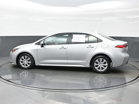 Used 2025 Toyota Corolla LE FWD image 3