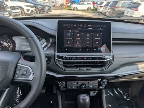 Used 2025 Jeep Compass Trailhawk AWD/4WD image 17