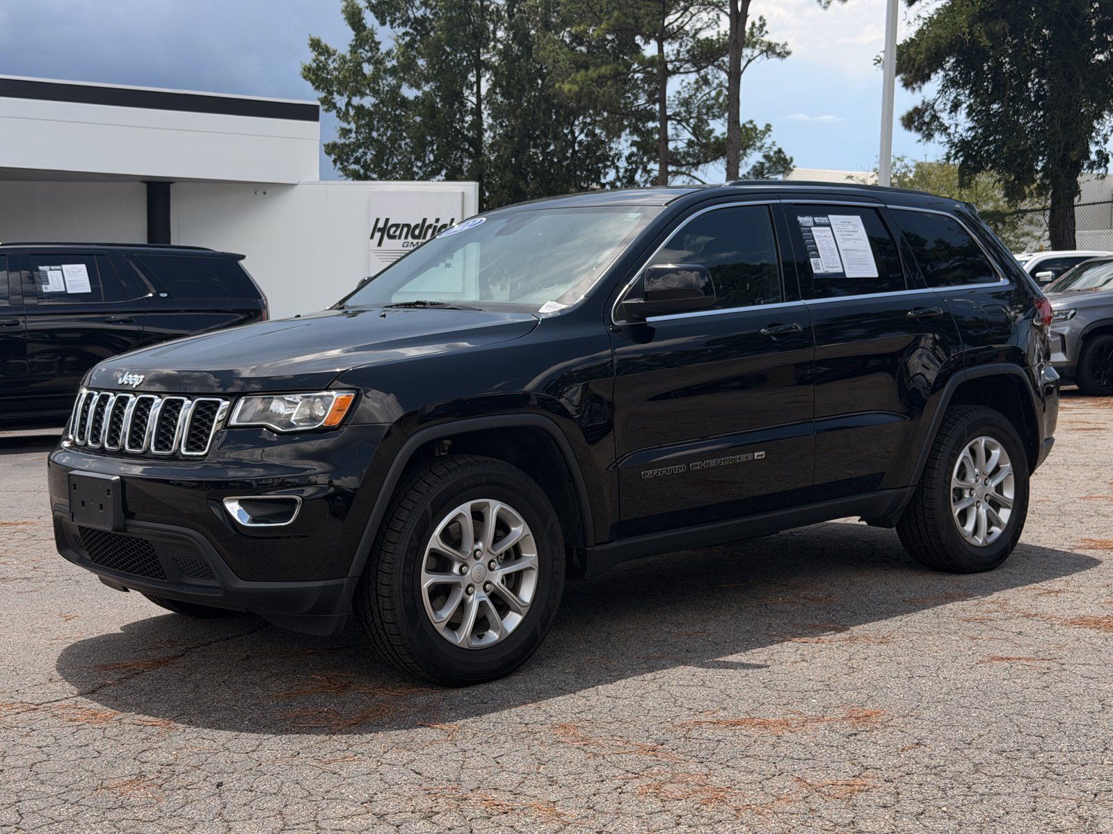 Used 2022 Jeep Grand Cherokee Laredo E AWD/4WD image 7