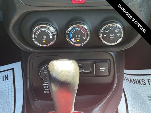 Used 2016 Jeep Renegade Trailhawk AWD/4WD image 24