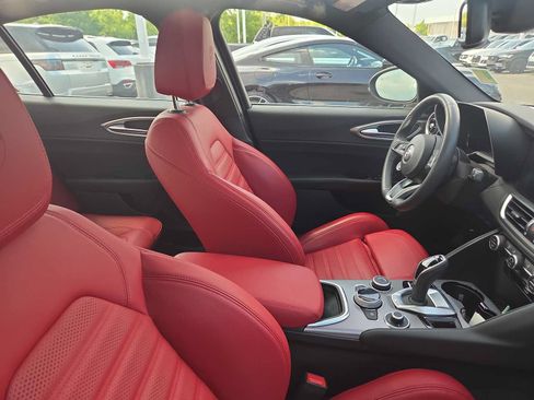 Used 2024 Alfa Romeo Giulia Ti w/ Performance Driving Package AWD/4WD image 4