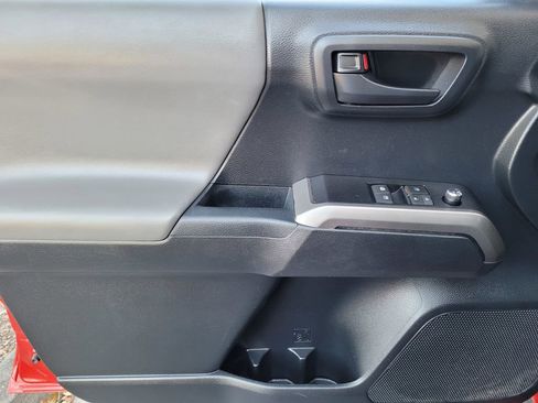 Used 2018 Toyota Tacoma SR5 AWD/4WD image 23