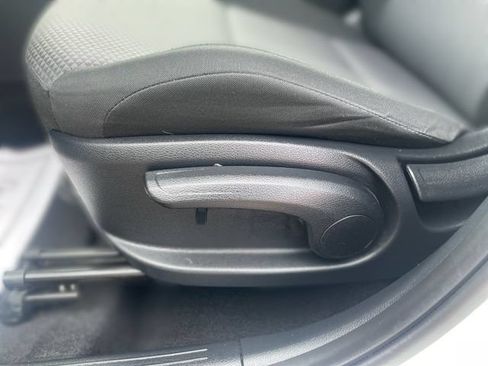 Used 2025 Kia Soul LX w/ LX Technology Package FWD image 16