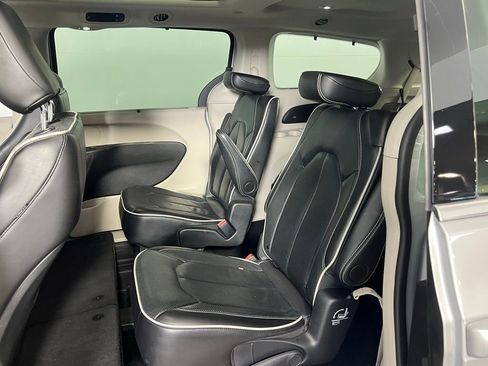 Used 2024 Chrysler Pacifica Limited image 24
