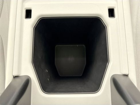 Used 2025 Land Rover Defender 110 X-Dynamic SE image 34