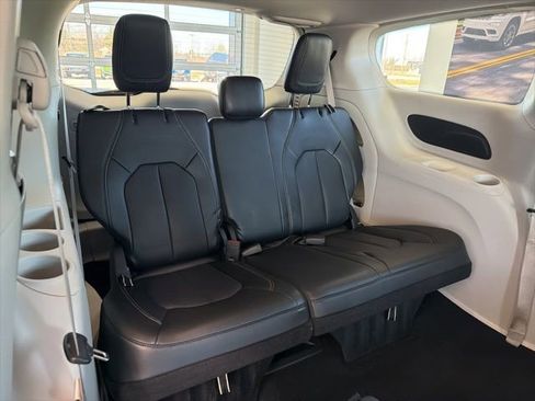 Used 2024 Chrysler Pacifica Touring-L image 10