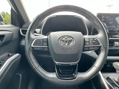 Used 2021 Toyota Highlander XLE FWD image 18