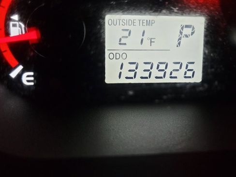 Used 2010 Pontiac Vibe Base image 3