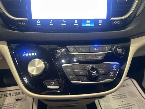 Used 2024 Chrysler Pacifica Touring-L image 22