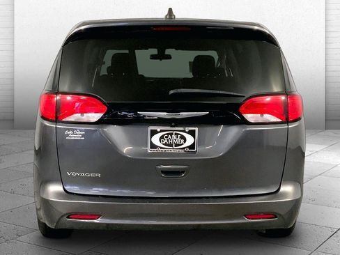 Used 2022 Chrysler Voyager LX FWD image 3