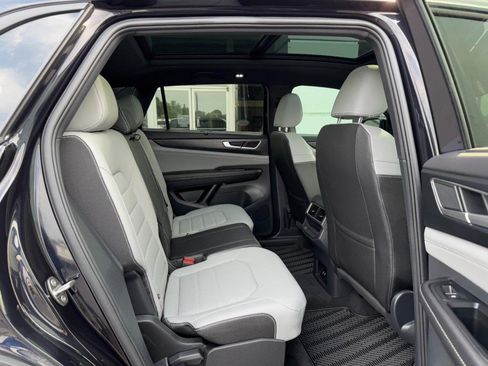 Used 2025 Volkswagen Atlas Cross Sport SEL R-Line AWD/4WD image 13