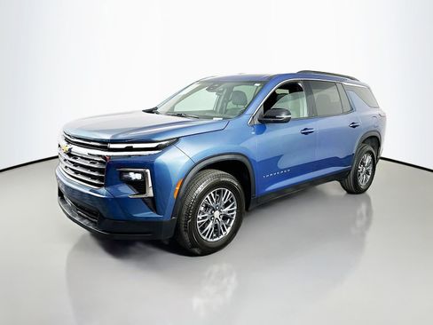 Used 2025 Chevrolet Traverse LT AWD/4WD image 3