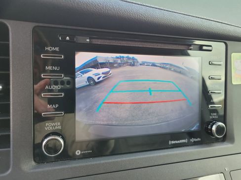 Used 2020 Toyota Sienna XLE image 28