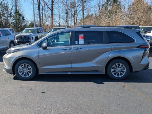 New 2026 Toyota Sienna XLE FWD image 7