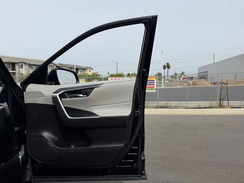 Used 2022 Toyota RAV4 XLE Premium image 16