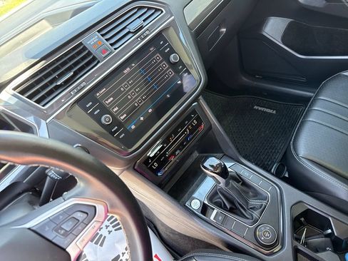 Used 2024 Volkswagen Tiguan SE w/ Panoramic Sunroof Package AWD/4WD image 18