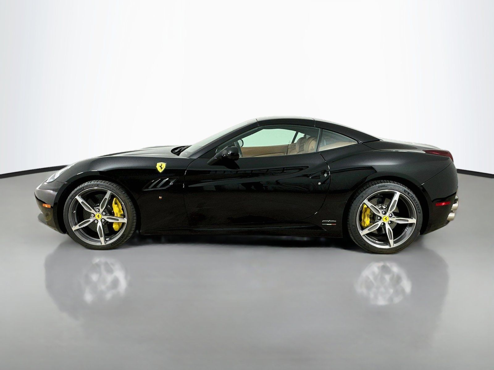 Used 2014 Ferrari California RWD image 8