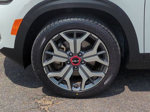 Certified 2023 Kia Seltos SX w/ SX Sunroof Package AWD/4WD image 11