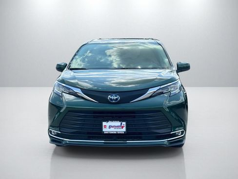 Used 2023 Toyota Sienna XLE FWD image 2