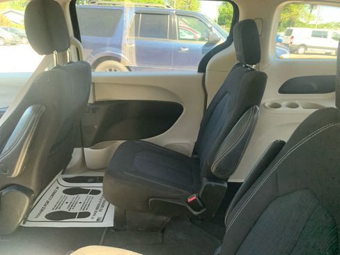 Used 2023 Chrysler Voyager LX FWD image 11