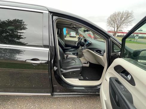 Used 2018 Chrysler Pacifica Limited FWD image 28