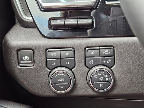 Certified 2025 Chevrolet Silverado 1500 High Country w/ Technology Package AWD/4WD image 24