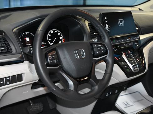 Used 2025 Honda Odyssey Touring image 2