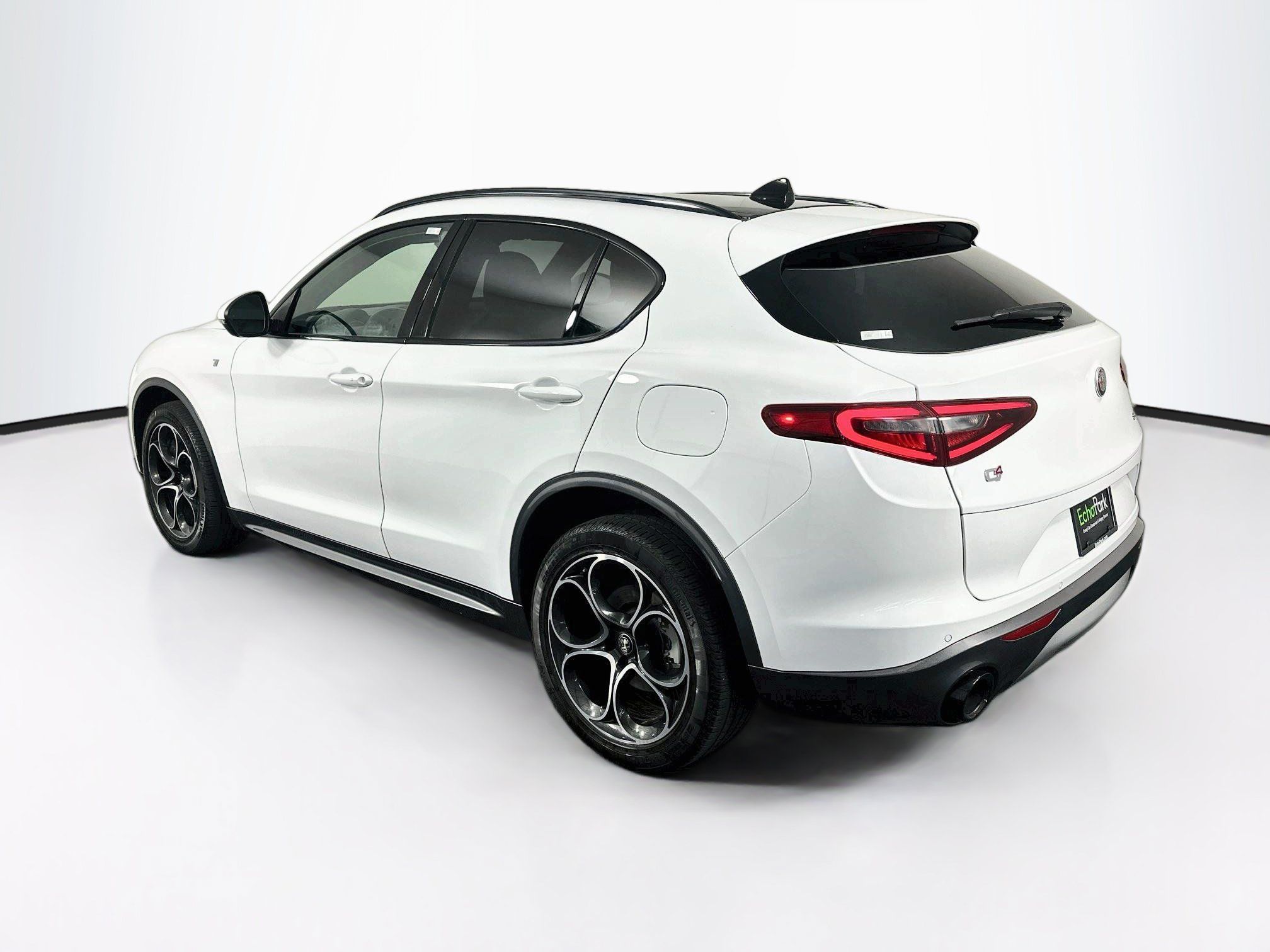 Used 2023 Alfa Romeo Stelvio Ti AWD/4WD image 5