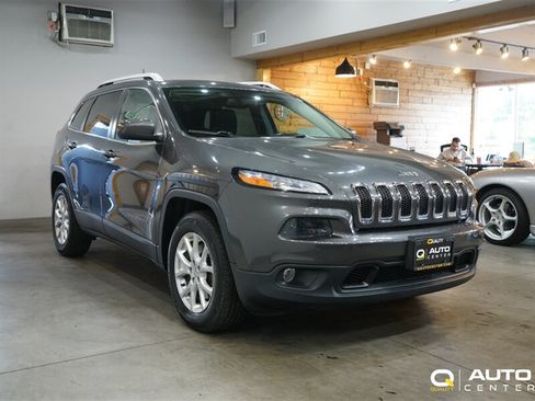 Used 2016 Jeep Cherokee Latitude w/ Comfort & Convenience Group AWD/4WD image 3