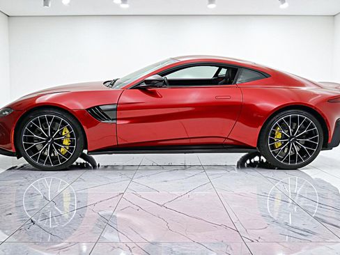 Used 2023 Aston Martin V8 Vantage Coupe RWD image 3