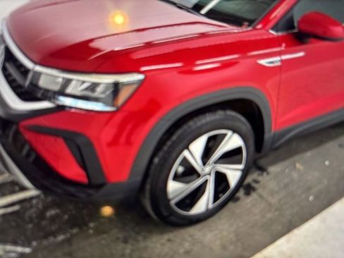 Used 2024 Volkswagen Taos SE w/ Panoramic Sunroof Package image 16