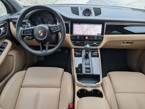 Certified 2025 Porsche Macan image 12