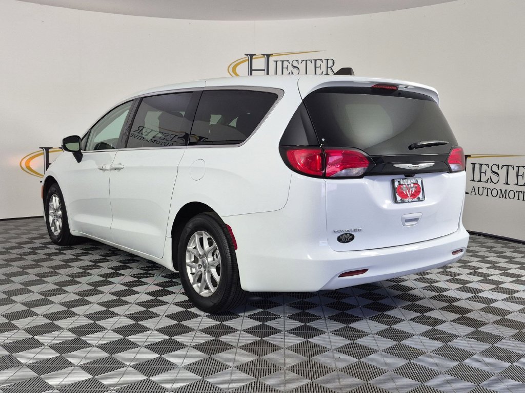 Used 2023 Chrysler Voyager LX FWD image 7