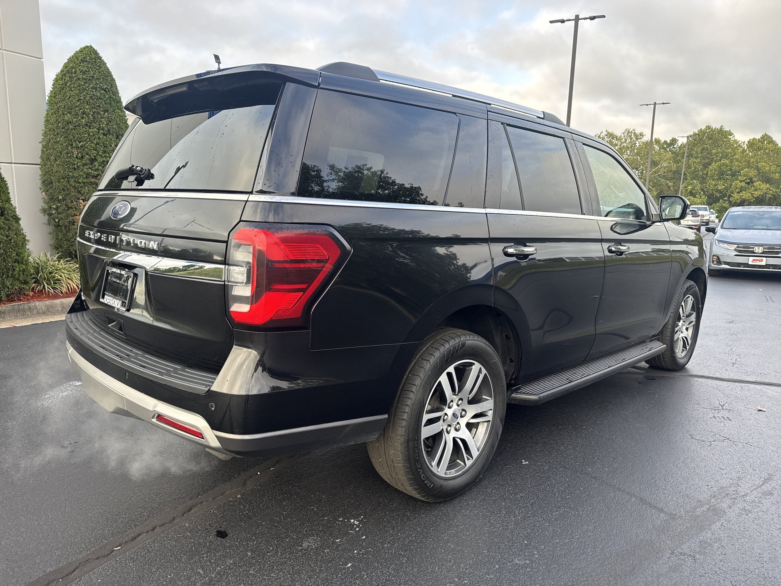 Used 2024 Ford Expedition Limited AWD/4WD image 16