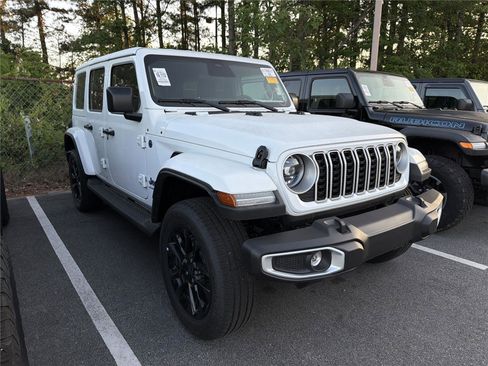 Used 2025 Jeep Wrangler Sahara image 3