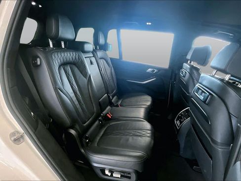 Used 2021 BMW X7 xDrive40i w/ M Sport Package AWD/4WD image 19
