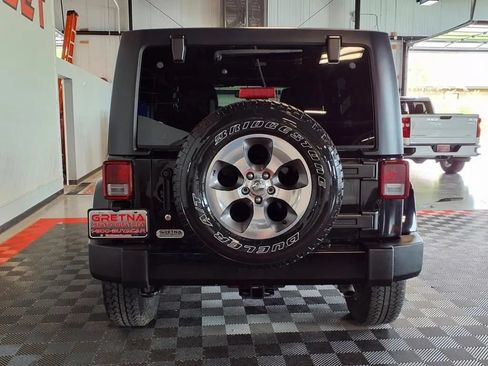 Used 2017 Jeep Wrangler Unlimited Sahara w/ Connectivity Group AWD/4WD image 5