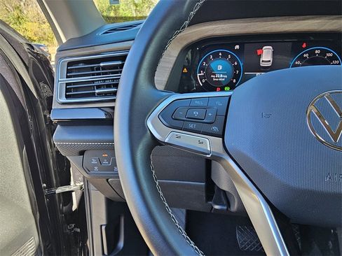 Used 2025 Volkswagen Atlas SE image 24