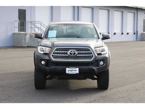 Used 2017 Toyota Tacoma TRD Off-Road w/ Premium & Technology Package image 5
