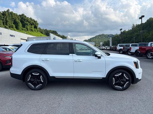 Used 2024 Kia Telluride EX w/ EX Captain's Chair Package FWD image 4