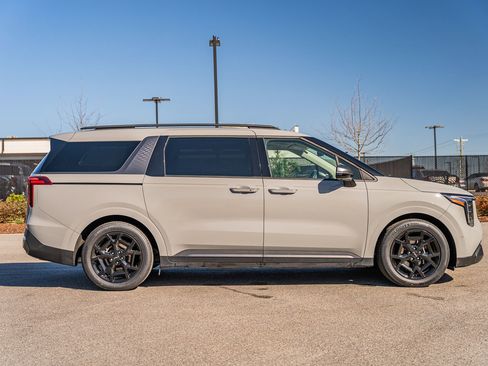 Used 2025 Kia Carnival SX Prestige image 8