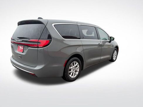 Used 2023 Chrysler Pacifica Touring-L FWD image 8