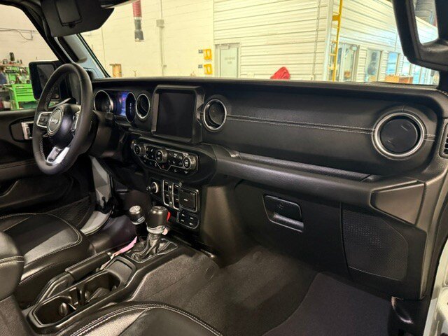 Used 2023 Jeep Wrangler Unlimited Sahara w/ Dual Top Group AWD/4WD image 9