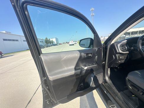 Used 2020 Toyota Tacoma SR5 AWD/4WD image 22