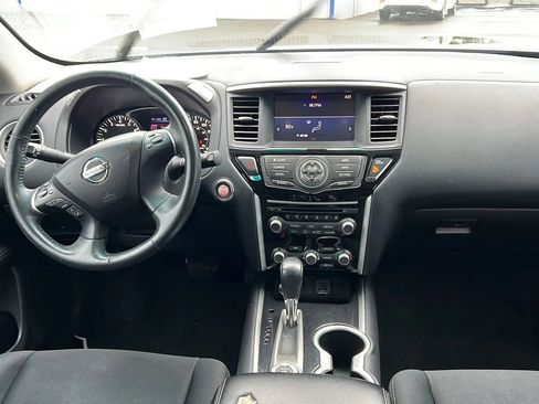 Used 2018 Nissan Pathfinder SV image 9