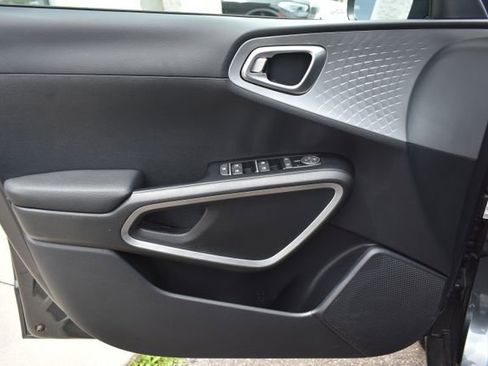Used 2025 Kia Soul LX w/ LX Technology Package FWD image 16