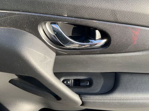 Used 2018 Nissan Rogue S image 56